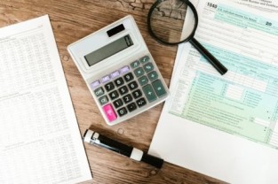 What monthly savings amount is appropriate for a middle-class family?